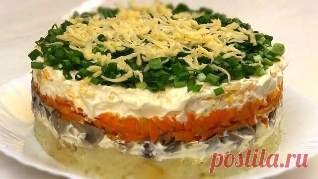 Селедка под новой шубой
Удиви гостей приготовь селедку под новой шубой - оригинальный состав продуктов.
 
сельдь — 1 шт. (филе)
лук зеленый — большой пучок
укроп — большой пучок
огурец свежий — 1 шт.
сыр твердый — 150 г
картофель отварной — 2 -3 шт.
майонез — 300 г
 
Филе селедки, без костей естественно,  нарезаем небольшими кусочками и выкладываем первым слоем на тарелку. . Сверху делаем сетку из майонеза. Удобно это делать  из одноразового кулинарного мешка. Далее нареза...