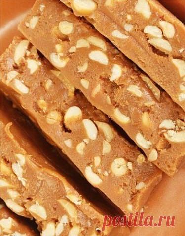 Рецепт: Щербет с арахисом

Вкуснейшее лакомство собственного приготовления!

Арахис 1 стакан
Молоко 1 стакан 
Сахар песок 3,5 стаканов
Масло сливочное 80 грамм

Для сытного десерта лучше брать молоко максимальной жирности. В посуду выливаем молоко и добавляем туда 3 стакана сахара (0,5 ст. оставить на потом). Постоянно помешивая, ставим молоко на маленький огонь и увариваем 30 минут.

Арахис также необходимо поджарить на сковороде до золотистого цвета, чтобы шелуха легко с...