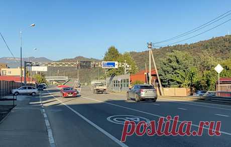 Движение по автотрассам между Адлером и Красной Поляной возобновили в прежнем режиме. В скором времени на дороги вернут соответствующие дорожные знаки