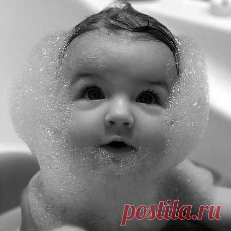 Всюду пена, пар и брызги,
Смех и радостные визги,
В мыле вся моя семья,
Хоть купаюсь только Я!!!