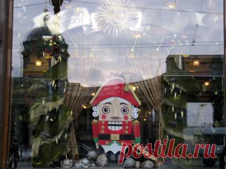 Витрина  Дома Зингера (Дом Книги) на Невском