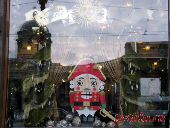 Витрина  Дома Зингера (Дом Книги) на Невском