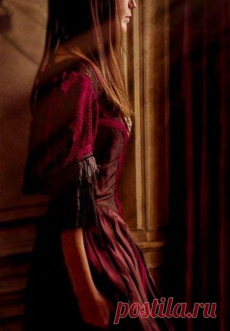 Слова любви, несказанные мною,  Слова любви, несказанные мною, 
В моей душе горят и жгут меня. 
О, если б ты была речной волною, 
О, если б я был первой вспышкой дня! 
Чтоб я, скользнув чуть видимым сияньем, 
В тебя проник дробящейся мечтой, — 
Чтоб ты, моим блеснув очарованьем, 
Жила своей подвижной красотой! 
Константин Бальмонт