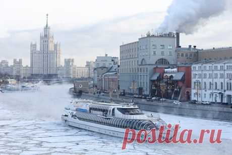 Москвичей предупредили о сильном похолодании. С 12 по 14 января в Московском регионе ожидается сильное похолодание. Об этом жителей столицы и области предупредил научный руководитель Гидрометцентра России Роман Вильфанд. В четверг, 11 января, утром столбики термометров покажут от минус двух до нуля градусов Цельсия.