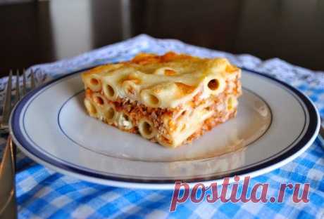 Запеченная паста с мясным соусом и тремя видами сыра