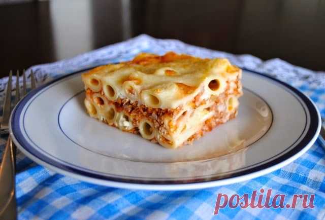 Запеченная паста с мясным соусом и тремя видами сыра