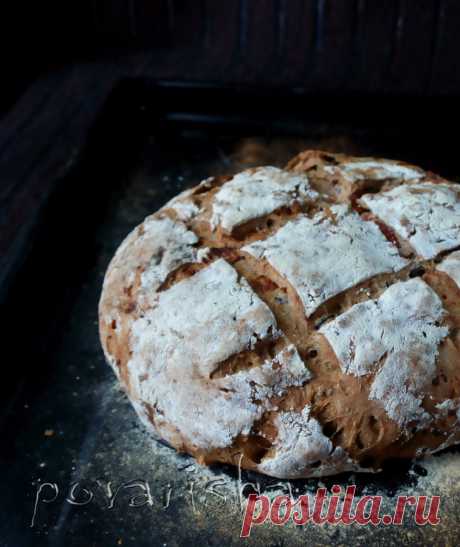 Пшенично-ржаной хлеб с орехами, изюмом, черносливом и курагой.  - 375 г пшеничной муки
- 125 г цельнозерновой ржаной муки
- 10 г дрожжей
- 350 мл воды
- 10 г соли

Смешать оба вида муки. Дрожжи втереть пальцами в полученную смесь до образования мелкой крошки. Добавить соль, воду и замесить тесто.
В конце замеса добавить

- 1,5 стакана грецких орехов, дроблёных с помощью скалки
- 1 стакан изюма
- 1/2 стакана чернослива
- 1/2 стакана кураги