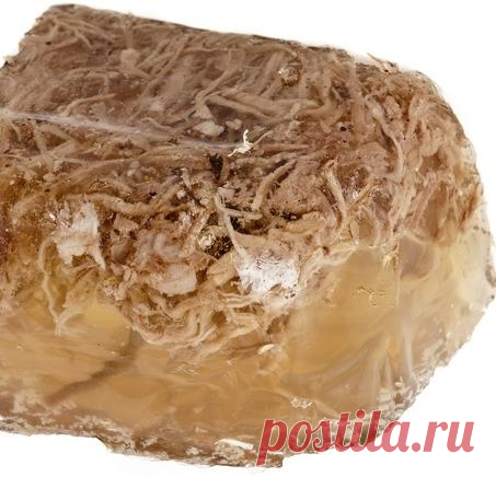 Отличный холодец, рецепт для каждой хозяйки Хотя бы раз в год мы обязательно лакомимся холодцом. В статье даны советы, как просто сварить домашний холодец и не забыть про обязательные нюансы в приготовлении: выбор мяса, специй, овощей.