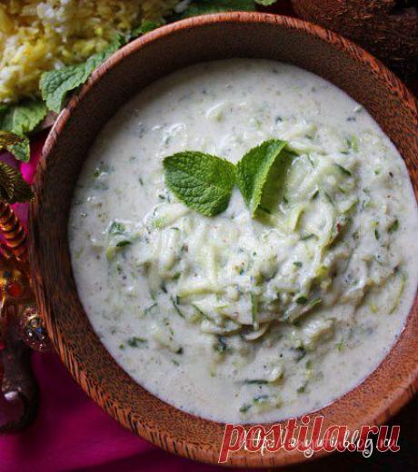 Огуречная райта
2 огурца среднего размера;
300 мл. густого (предпочтение домашнему) йогурта без добавок;
пол чайной л. семян зиры (кумина);
пол чайной л. гарам масалы;
соль — пол чайной л.;
2 щепотки черного перца;
2 щепотки асафетиды (не обязательный ингредиент);
листья мяты или кориандра.