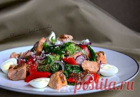 Теплый салат с савойской капустой и форелью