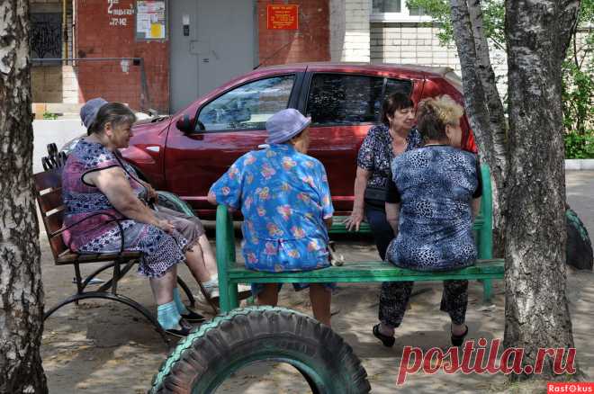 Фото: Во дворе большого дома. Фотограф Николай Попов. Жанр, репортаж - Фото и фотограф на Расфокусе.