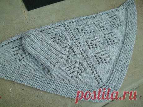 Beneath the Pines is a bulky weight shawlette, in a simple but satisfying triangle shape. A pretty pine cone lace stitch is repeated and a clean garter stitch trims the edge.