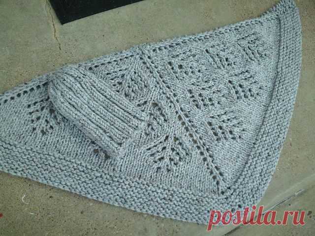 Beneath the Pines is a bulky weight shawlette, in a simple but satisfying triangle shape. A pretty pine cone lace stitch is repeated and a clean garter stitch trims the edge.