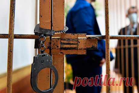 Россиянин получил шесть лет за оправдание теракта в здании ФСБ. Первый восточный окружной военный суд в Хабаровске приговорил к шести годам заключения жителя Читы, который в сети неоднократно оправдывал теракт, произошедший в здании управления ФСБ по Архангельской области в октябре 2018 года. Приговор россиянину вынесла коллегия из трех федеральных судей.