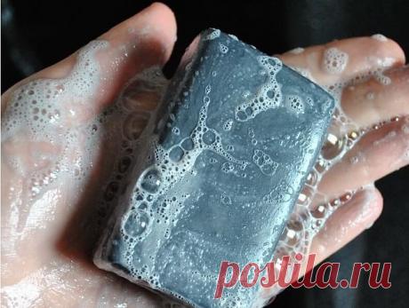 Свойства дегтярного мыла:

Для кожи лица.

Если ты уже устала лечить воспаления и выводить прыщики с кожи лица, обязательно попробуй включить в уход дегтярное мыло. Это проверенное средство имеет прекрасные подсушивающие и заживляющие свойства. Кроме того, дегтярное мыло абсолютно не вызывает аллергических реакций, так что ты можешь не бояться за последствия его применения.

От перхоти.

Данное мыло способствуют заживлению мелких трещин на коже головы. Оно очень эффективно...