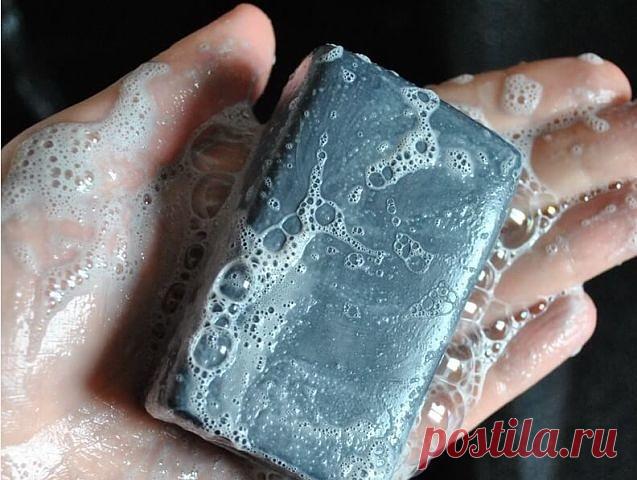 Свойства дегтярного мыла:

Для кожи лица.

Если ты уже устала лечить воспаления и выводить прыщики с кожи лица, обязательно попробуй включить в уход дегтярное мыло. Это проверенное средство имеет прекрасные подсушивающие и заживляющие свойства. Кроме того, дегтярное мыло абсолютно не вызывает аллергических реакций, так что ты можешь не бояться за последствия его применения.

От перхоти.

Данное мыло способствуют заживлению мелких трещин на коже головы. Оно очень эффективно...