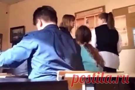 В Подмосковье учительница ударила школьницу из-за прически и попала на видео. В подмосковном Дмитрове учитель русского и литературы прямо во время урока ударила школьницу из-за прически и «неподобающего» внешнего вида. Инцидент попал на видео. На записи видно, как педагог отчитывает девочку за прическу, оскорбляет, бьет и дергает за волосы. Ребенка она называет чучелом огородным.