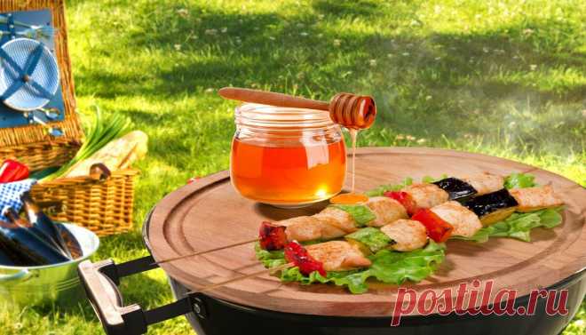 Домашние рецепты. Ароматный шашлык из курицы в маринаде из пива и мёда