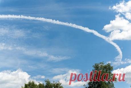 Системы ПВО сбили беспилотник в центре Крыма. В центральной части Крыма системы противовоздушной обороны (ПВО) сбили беспилотный летательный аппарат (БПЛА). Об этом заявил глава республики Сергей Аксенов в своем Telegram-канале. Он также попросил жителей полуострова сохранять спокойствие и доверять только официальным источникам информации.