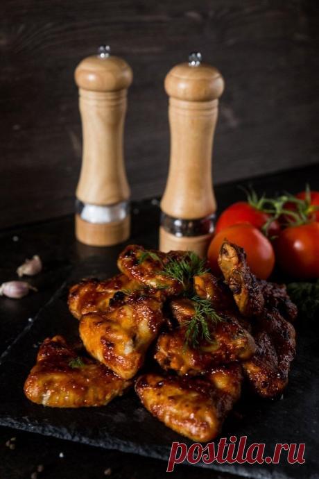 Куриные крылышки в томатном соусе

Калорийность на 100 г — 169 ккал

Ингредиенты:

Куриные крылья — 500 г

Для маринада:

Протертые томаты — 160 г
Оливковое масло — 2 ст. л.
Чеснок (измельченный) — 3 зубчика
Соль, черный перец, сушеный базилик — по вкусу

Приготовление:

1. Смешайте все компоненты для маринада.
2. Замаринуйте крылышки (60-180 минут).
3. Запекайте 35-40 минут (190 °C).

Приятного аппетита!

#горячее@bon