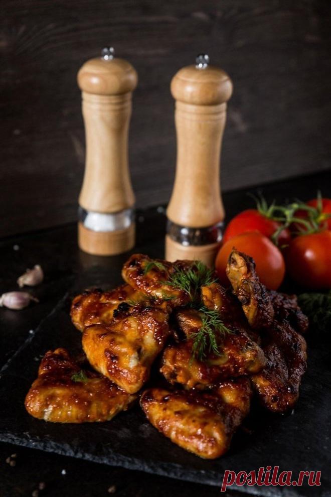 Куриные крылышки в томатном соусе

Калорийность на 100 г — 169 ккал

Ингредиенты:

Куриные крылья — 500 г

Для маринада:

Протертые томаты — 160 г
Оливковое масло — 2 ст. л.
Чеснок (измельченный) — 3 зубчика
Соль, черный перец, сушеный базилик — по вкусу

Приготовление:

1. Смешайте все компоненты для маринада.
2. Замаринуйте крылышки (60-180 минут).
3. Запекайте 35-40 минут (190 °C).

Приятного аппетита!

#горячее@bon