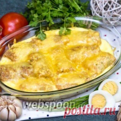 Блинчики с луком и яйцом под сливочной заливкой