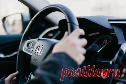 В популярных у россиян моделях автомобилей нашли опасную уязвимость. Сразу несколько моделей автомобилей марок Honda и Acura оказались уязвимы перед кибератаками. О проблеме сообщил пользователь GitHub, которому удалось собственноручно обнаружить ее. Речь идет о моделях с бесключевым доступом, которые выходили на рынок между 2009 и 2020 годами.