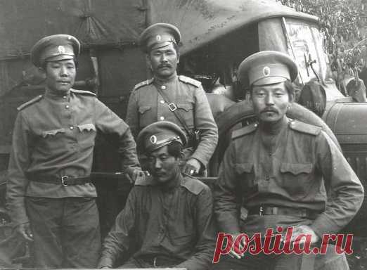 Калмыки: монголы, ставшие казаками С XVII века калмыки принимали самое деятельное участие в истории России. Опытные воины, они надежно оберегали южные границы государства. Калмыки, однако, продолжали кочевать. Иногда не по своей воле.