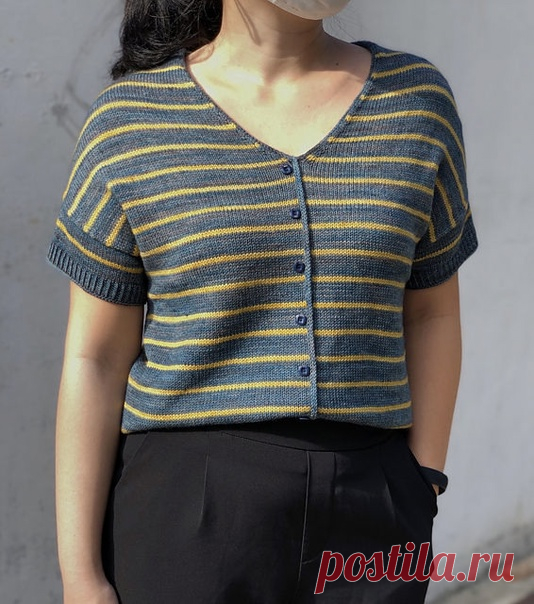 Пост на стене Блуза с полосками ✨Lily in Stripes✨от дизайнера Rebekka Mauser.Вяжется спицами по кругу сверху вниз без швов.В зависимости от вашего настроения можете надеть блузку, чтобы вырез оказался на спинке, в обоих вариантах блузка будет выглядеть стильно!Одновременно формируются линия плеч и V- вырез горловины. Затем перед и спинка выполняются раздельно для образования пройм, а затем снова соединяются, чтобы вязать одной деталью до кромки. Гор...