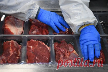 Квоту на беспошлинный импорт говядины в Россию сократили. Евразийская экономическая комиссия 3 февраля 2023 г. согласовала беспошлинный ввоз в Россию в этом году 100 тысяч тонн говядины. Об этом пишет «Ведомости» со ссылкой на решение ведомства. Отмечается, что мера должна обеспечить сырьем производителей мясных консервов и колбасных изделий.