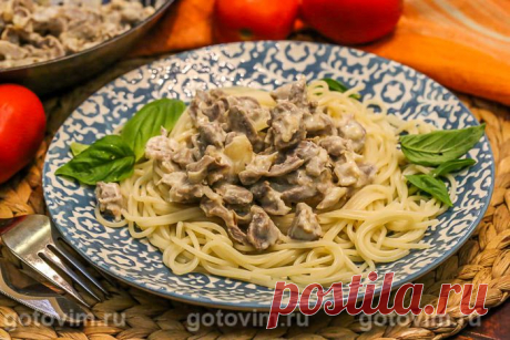 Фрикасе из куриных желудков в соусе на желтках. Рецепт с фото Попробуйте приготовить куриные желудочки в густом сметанном соусе с добавлением сырых яичных желтков. Именно так готовят фрикасе из разных видов мяса. Но в том рецепте мясная часть блюда представлена вареными желудками, которые тонко нарезают и томят в соусе. После такого приготовления желудочки становятся мягчайшими. На гарнир к ним можно подать картофельное пюре, рис или макароны.