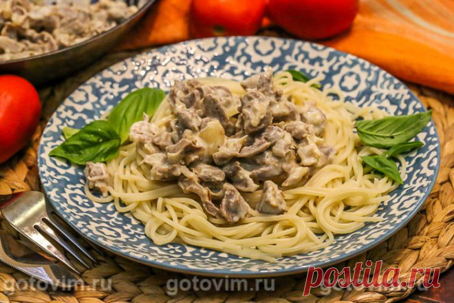 Фрикасе из куриных желудков в соусе на желтках. Рецепт с фото Попробуйте приготовить куриные желудочки в густом сметанном соусе с добавлением сырых яичных желтков. Именно так готовят фрикасе из разных видов мяса. Но в том рецепте мясная часть блюда представлена вареными желудками, которые тонко нарезают и томят в соусе. После такого приготовления желудочки становятся мягчайшими. На гарнир к ним можно подать картофельное пюре, рис или макароны.