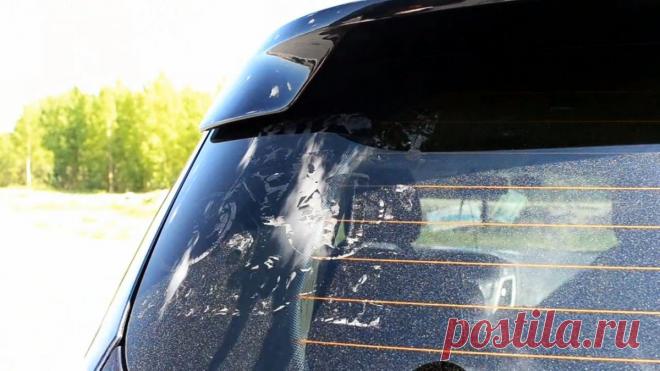 Как удалить следы наклейки на стекле автомобиля за 1 минуту Просто так удалить наклейку с заднего стекла автомобиля в 99 процентов случаев не получается. После отклеивания на стеле остается клей от нее. Удалить остки клея самому без специальных средства тоже очень трудно. Моющие средства вам не особо помогут. Можно конечно обратиться в сервис по автомойке