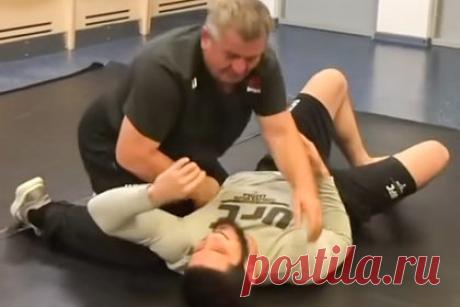 Нурмагомедов показал видео тренировки отца с Махачевым. Бывший чемпион Абсолютного бойцовского чемпионата (UFC) Хабиб Нурмагомедов опубликовал видео, на котором его отец Абдулманап Нурмагомедов тренирует Ислама Махачева. На видео Абдулманап Нурмагомедов бросает Махачева борцовским приемом. «Лучший боец мира и мой отец», — написал Хабиб под постом.