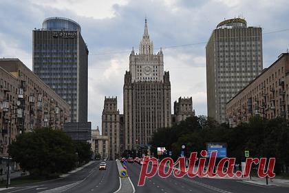 МИД России отреагировал на снос военных памятников в Прибалтике. Министерство иностранных дел России отреагировало на снос памятников героям Второй мировой войны в Прибалтике. Во внешнеполитическом ведомстве заявили, что Москва расценивает подобные действия властей Латвии, Литвы и Эстонии как кощунство и попытки свести исторические счеты.