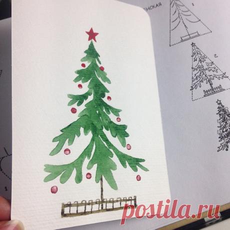 Украсьте елку шарами, свечами или гирляндами.