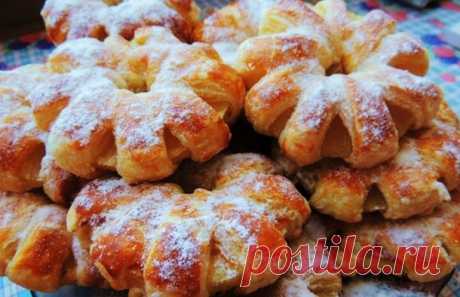 АНАНАСЫ В ТЕСТЕ - У нас так Очень красивые и вкусные ананасовые колечки в тесте! ИНГРЕДИЕНТЫ: ● Ананасы — 18 колечек (примерно одна большая баночка или две маленькие) ● Тесто готовое слоеное — 1 упаковка...