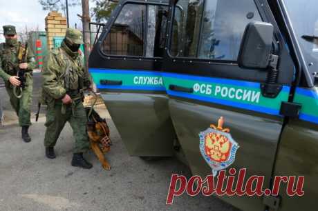 ФСБ показала кадры задержания готовивших теракт в Зеленогорске россиян. Мужчины планировали подрыв станций связи.