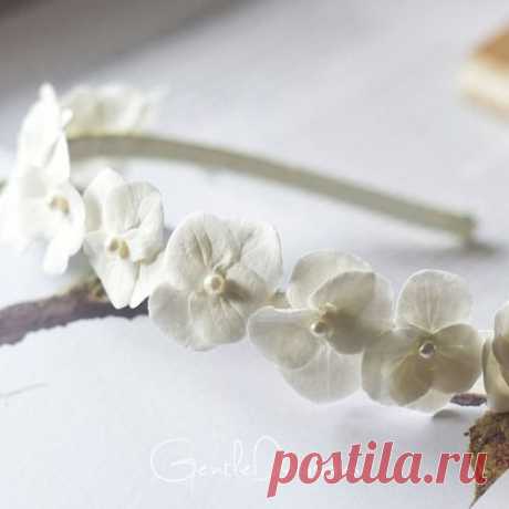 ободок для волос с белоснежными цветами гортензии с буминами -