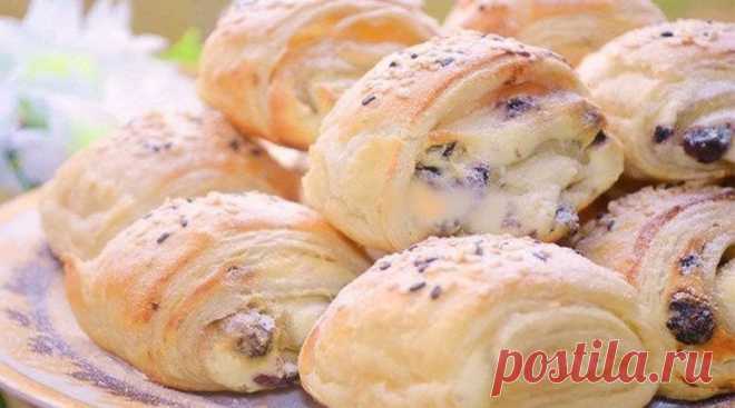 Слойки с творожной начинкой и изюмом