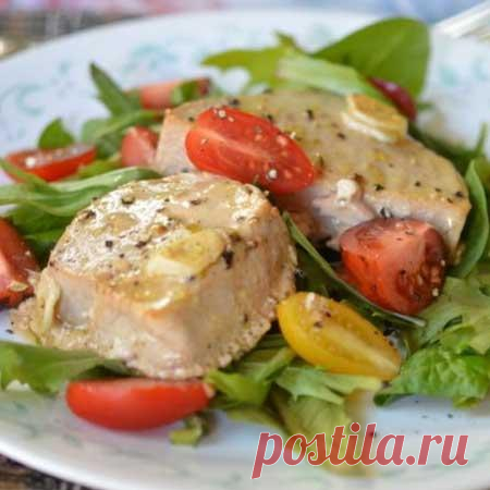 Тунец в апельсиновом соусе 


ИНГРЕДИЕНТЫ 

Филе тунца - 350 гр.
Помидоры черри - 8 шт.
Листья салата - для подачи
Соус:
Апельсиновый сок - 1/4 ст.
Соевый соус - 2 ст. л.
лимонный сок - 1 ст. л.
Чеснок - 1 зубок
Растит. масло -…