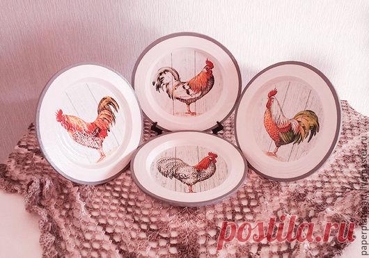 Петушки, набор из 4-х тарелочек - панно на стену, панно настенные, панно декоративные, декор для интерьера, панно для интерьера, плетение из газет, тарелки декоративные, тарелки ручной работы, тарелки настенные