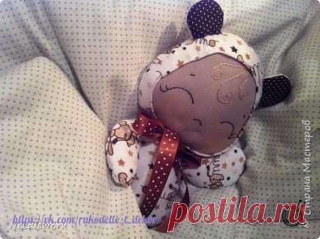 ИГРУШКА-СПЛЮШКА от Needlework
Какую чудесную куколку можно сшить своими руками для малыша! Несомненно она станет любимицей вашего ребенка и будет охранять его сон.