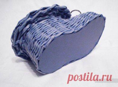 Плетенный из газетных трубочек башмачок.