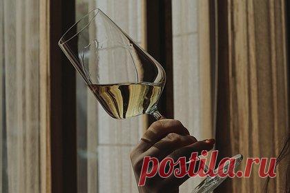 Развеян популярный миф о женском алкоголизме. Утверждение о том, что женский алкоголизм неизлечим является абсолютным и грубым мифом, заявил врач-психиатр-нарколог, руководитель наркологической и психиатрической клиники Руслан Исаев. О том, почему это неправда и откуда миф берет корни, он рассказал в беседе с «Лентой.ру».