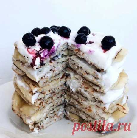 Вкусные творожные панкейки с прослойкой из мягкого творога, бананов, мёда и немного черники  
 
мягкий творог - 170г 
яйцо - 1шт 
белок яйца - 1шт 
мука овсяная - 40г 
молоко - 50г 
сода - 1/4 ч.л 
 
Творог смешиваем с яйцами, добавляем молоко, муку, соду, перемешиваем. 
Выпекаем на умеренном огне без масла. 
Начинку можно выбрать любую, для меня банан вне конкуренции, в следующий раз в ход пойдёт ещё и арахисовая паста. 
 
 КБЖУ на одну вот такую стопочку: 357/ 34/ 8/ 36