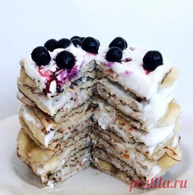 Вкусные творожные панкейки с прослойкой из мягкого творога, бананов, мёда и немного черники  
 
мягкий творог - 170г 
яйцо - 1шт 
белок яйца - 1шт 
мука овсяная - 40г 
молоко - 50г 
сода - 1/4 ч.л 
 
Творог смешиваем с яйцами, добавляем молоко, муку, соду, перемешиваем. 
Выпекаем на умеренном огне без масла. 
Начинку можно выбрать любую, для меня банан вне конкуренции, в следующий раз в ход пойдёт ещё и арахисовая паста. 
 
 КБЖУ на одну вот такую стопочку: 357/ 34/ 8/ 36