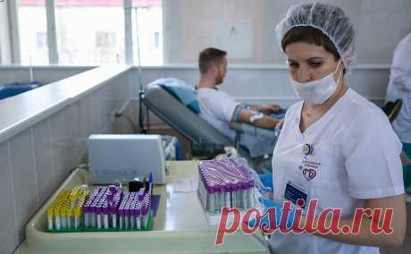 В России предложили приравнять донорство крови к благотворительности. Законопроект планируется внести в Госдуму к 20 апреля — в этот день отмечается Национальный день донора крови. В частности, на студентов хотят распространить норму о дне отдыха в день сдачи крови, а также в день медосмотра