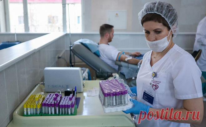 В России предложили приравнять донорство крови к благотворительности. Законопроект планируется внести в Госдуму к 20 апреля — в этот день отмечается Национальный день донора крови. В частности, на студентов хотят распространить норму о дне отдыха в день сдачи крови, а также в день медосмотра