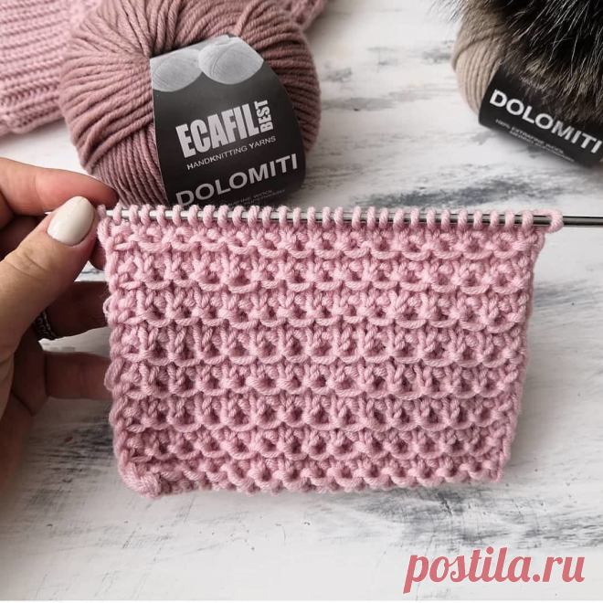 Простой узор для шапок спицами: красивый и рельефный (Вязание спицами) Такой узор отлично смотрится на шапках, кардиганах, свитерах, жилетах. Им можно связать как все изделие полностью, так и сделать декор отдельных деталей. Для вязания узора поворотными рядами нужно …